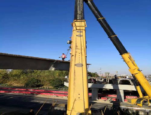 西南環跨寧洛高速30米箱梁作業